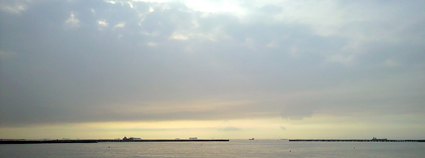 鳥浜パイプ堤を眺める風景