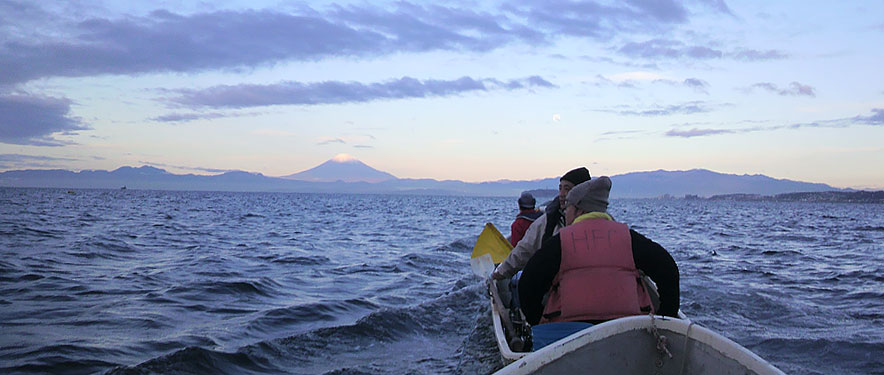 ボートから見える朝焼けに映える富士山