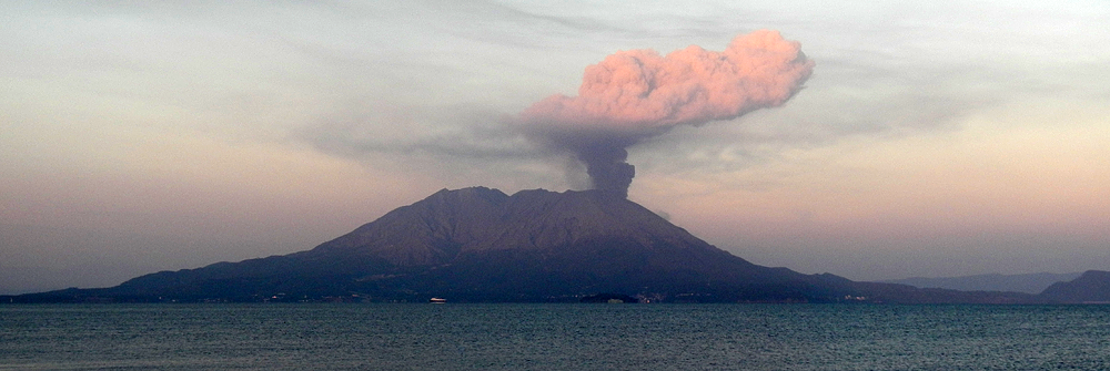 夕景に映える噴火後の桜島