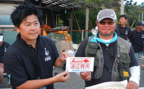 2013年『東京湾黒鯛落とし込みバトル』総合優勝の前江橋さんと大物賞のマコちゃん