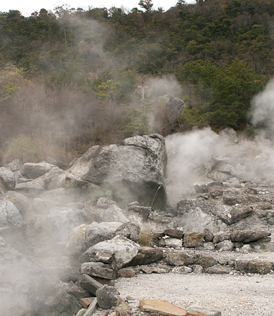 雲仙の地獄に立つ十字架