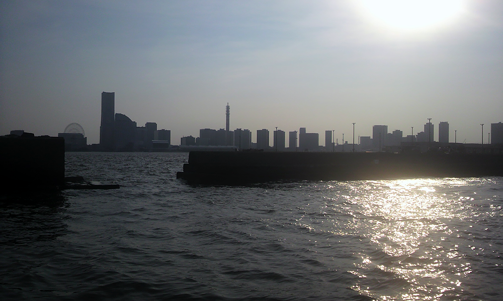世界的な港町横浜の街並みが見える遺跡10M堤防