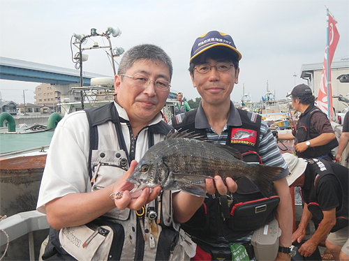 今、講習会での唯一の釣果を出した講習生の方と講師の海津クラブ廣瀬さん