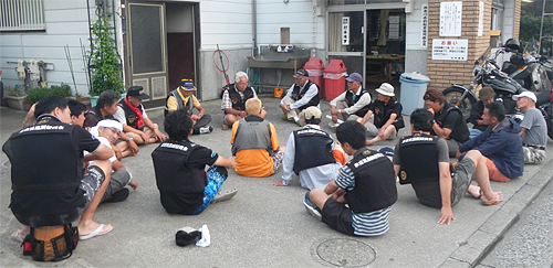 車座になっての反省会