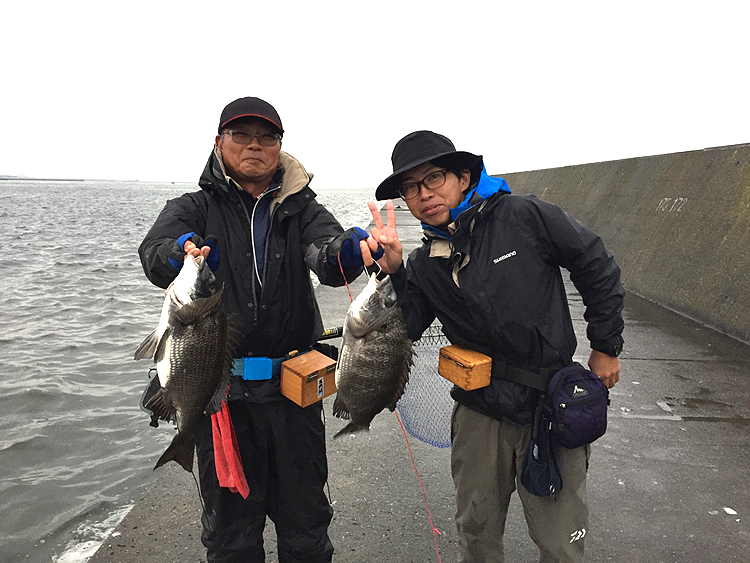 午前早々に天沼先生とピン札さん（1万円さん改め）が、良型をゲット