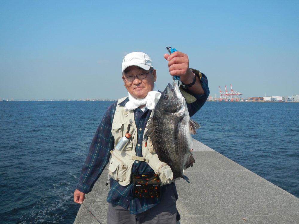 謹慎明けのヘチ釣り